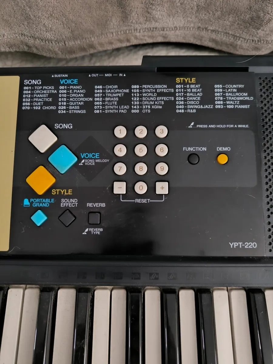 Yamaha Keyboard YPT-220 - Image 2