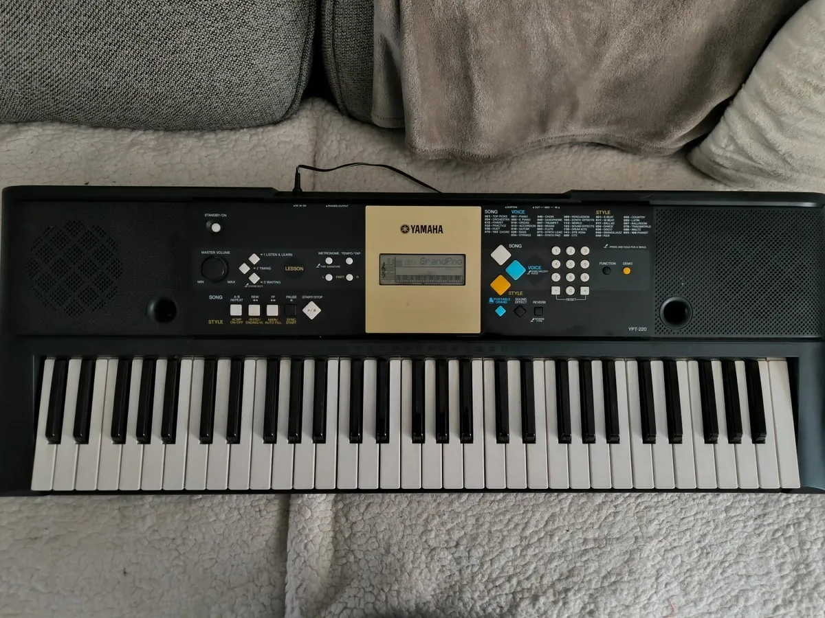 Yamaha Keyboard YPT-220 - Image 1