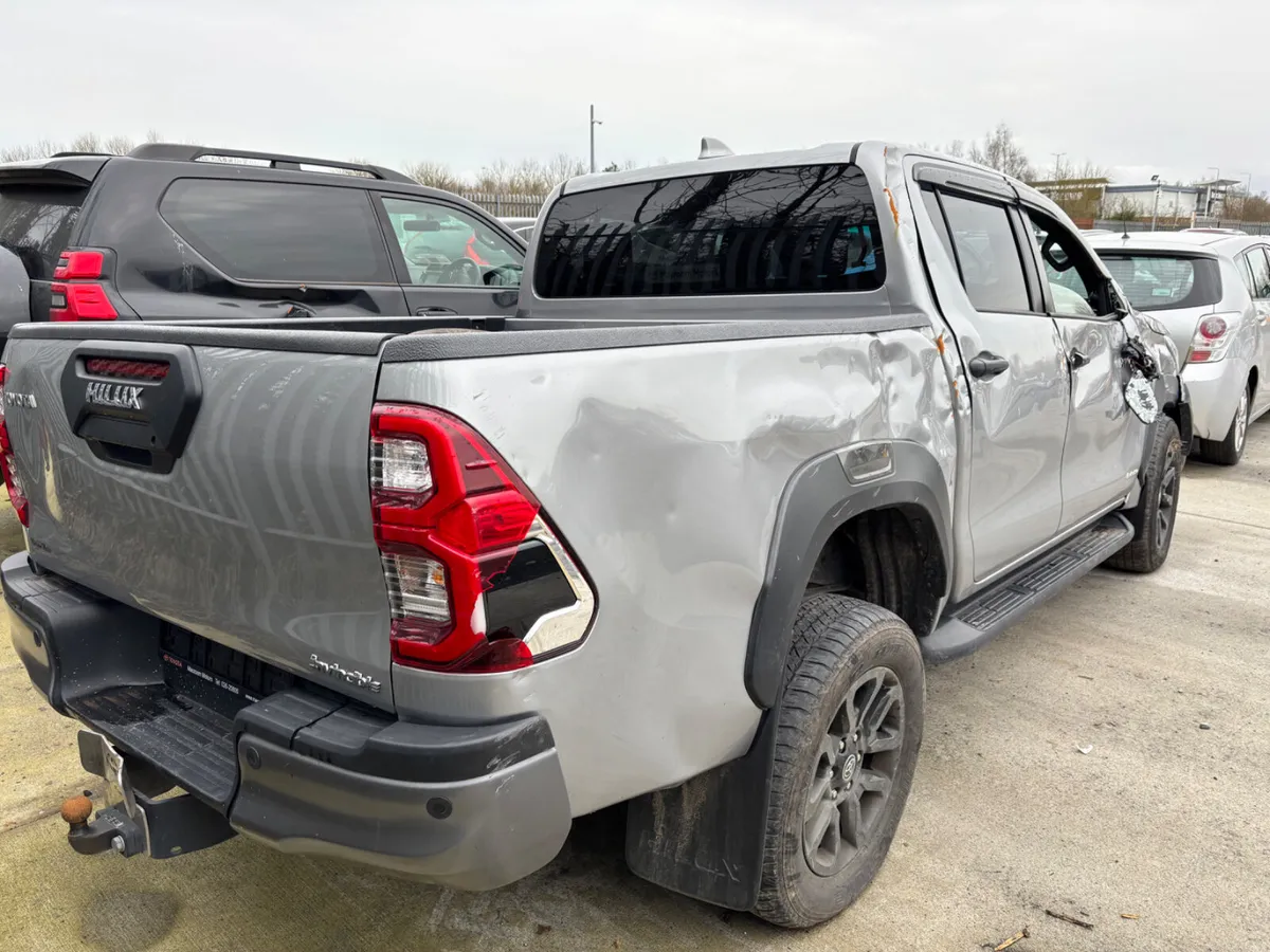 25 Hilux Invincible 2.8 Diesel Auto 28km - Image 3