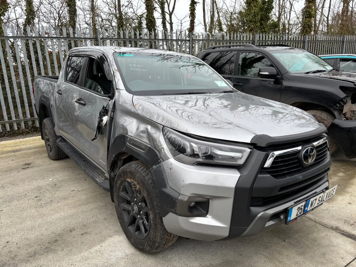25 Hilux Invincible 2.8 Diesel Auto 28km - Image 2