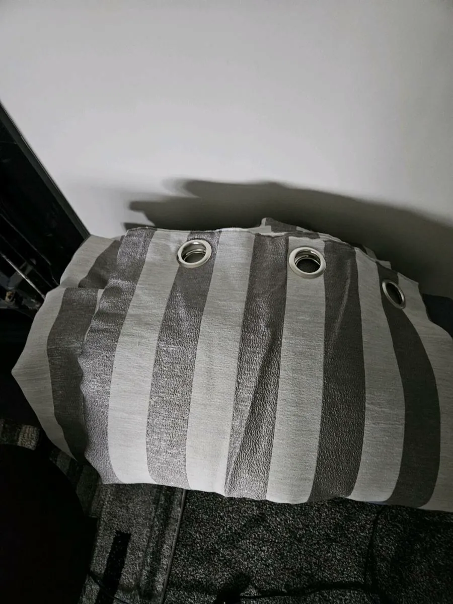 Curtains and table lamp - Image 1