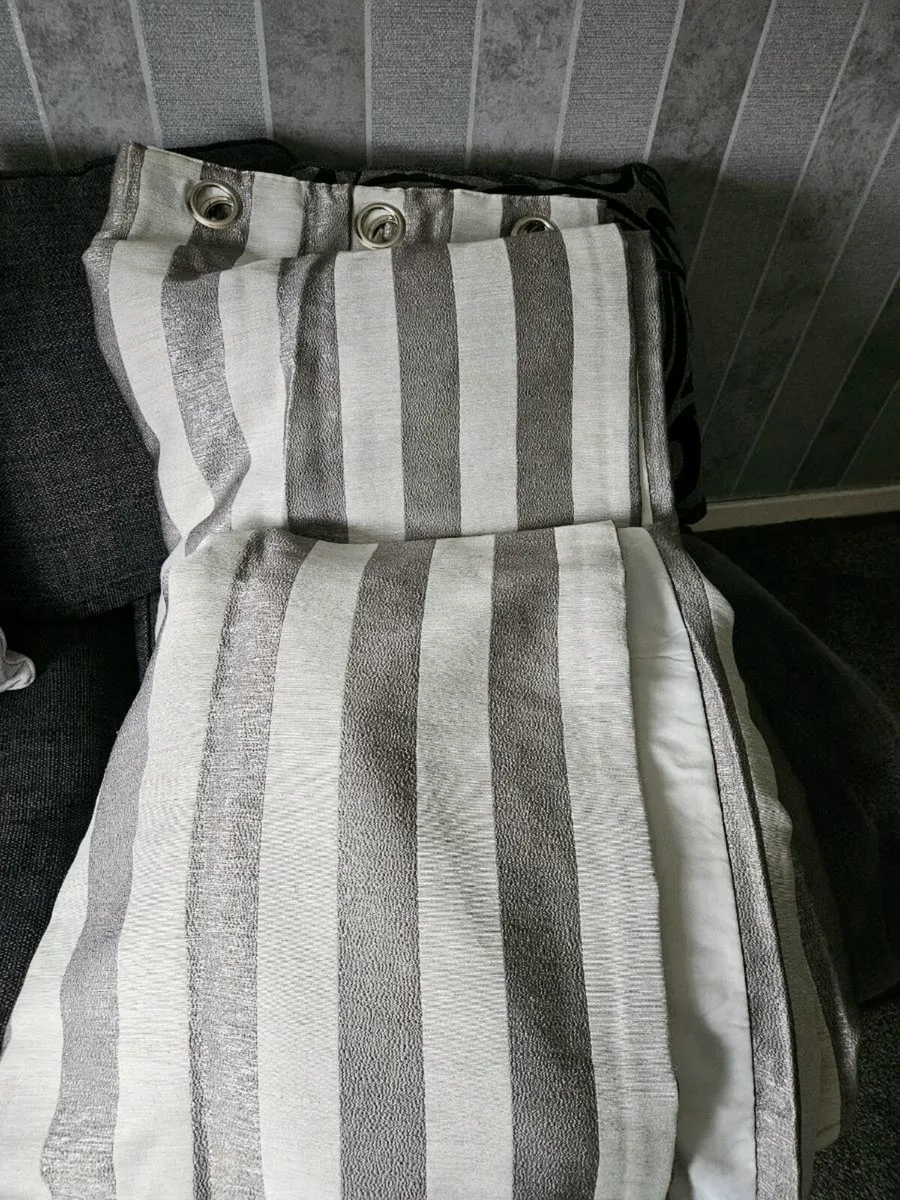 Curtains and table lamp - Image 2