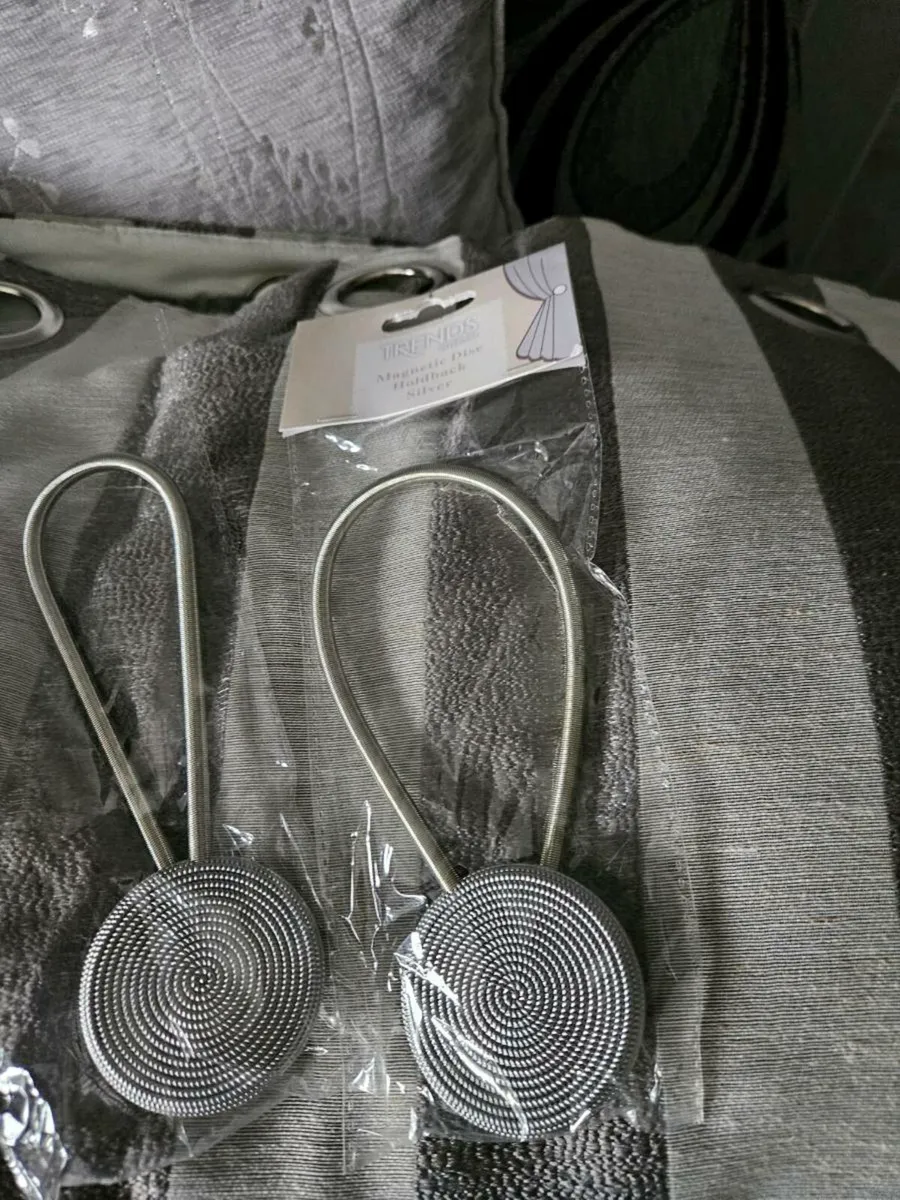 Curtains and table lamp - Image 3