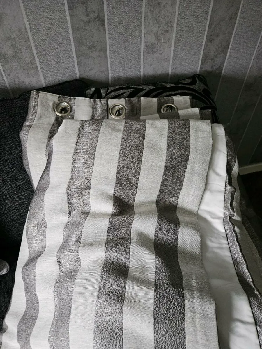 Curtains and table lamp - Image 4