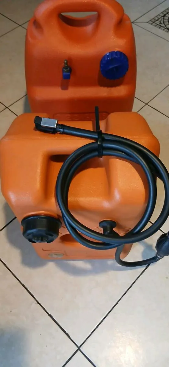 Outboard tanks - Image 1