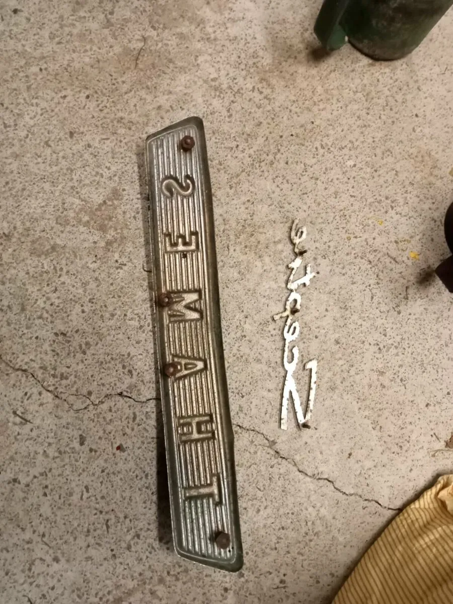 Old car badges - Image 2