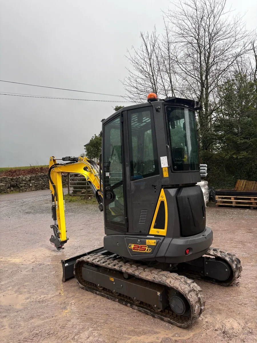 New Holland E25D - Image 2