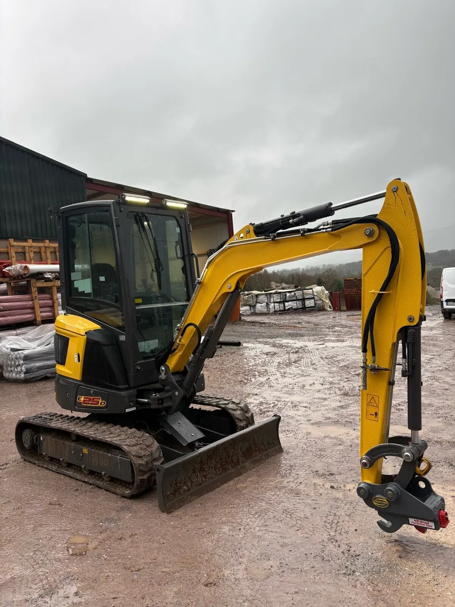 New Holland E25D - Image 4