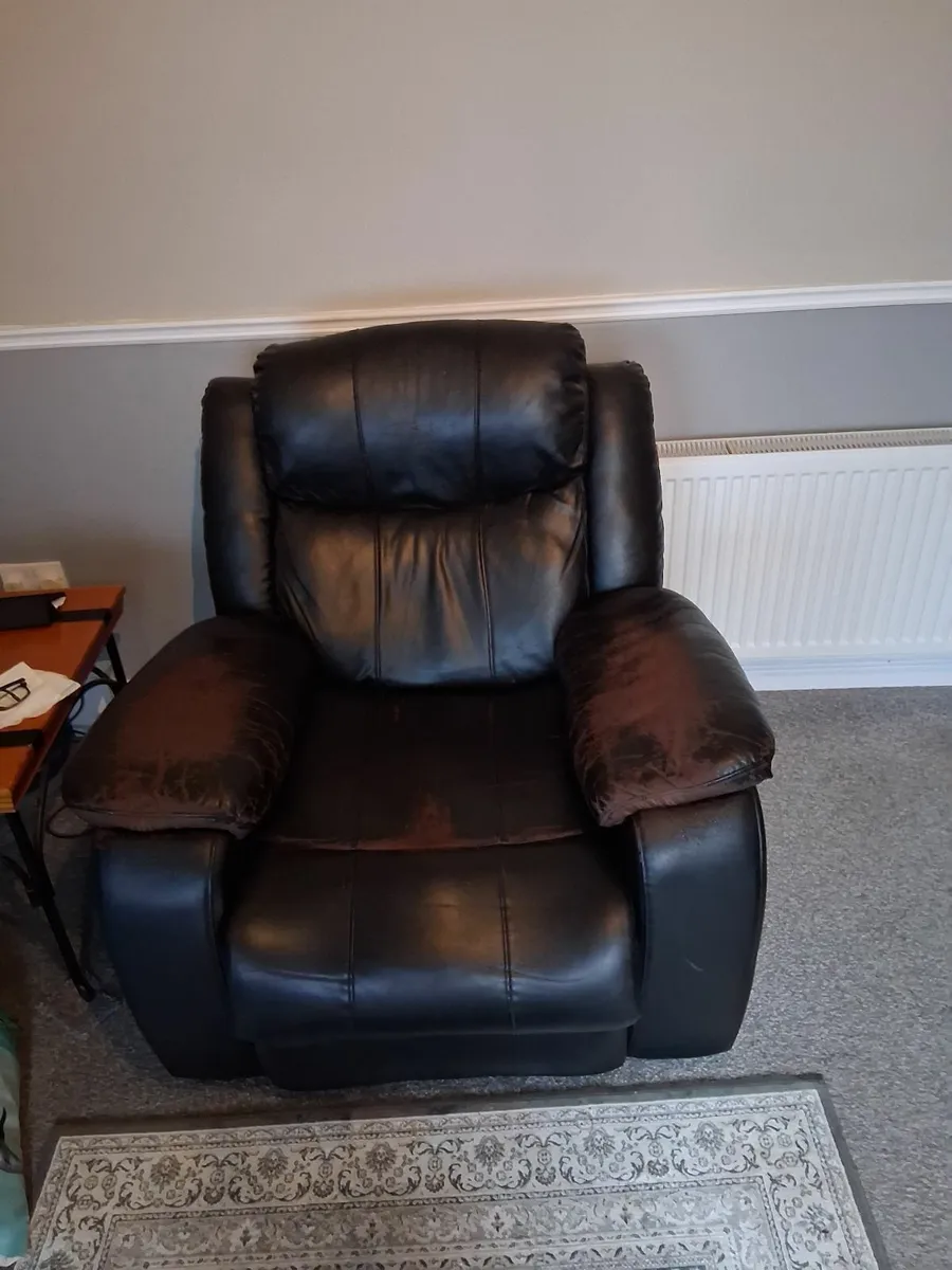 2 seater black leather plus 1 seater recliner. - Image 2