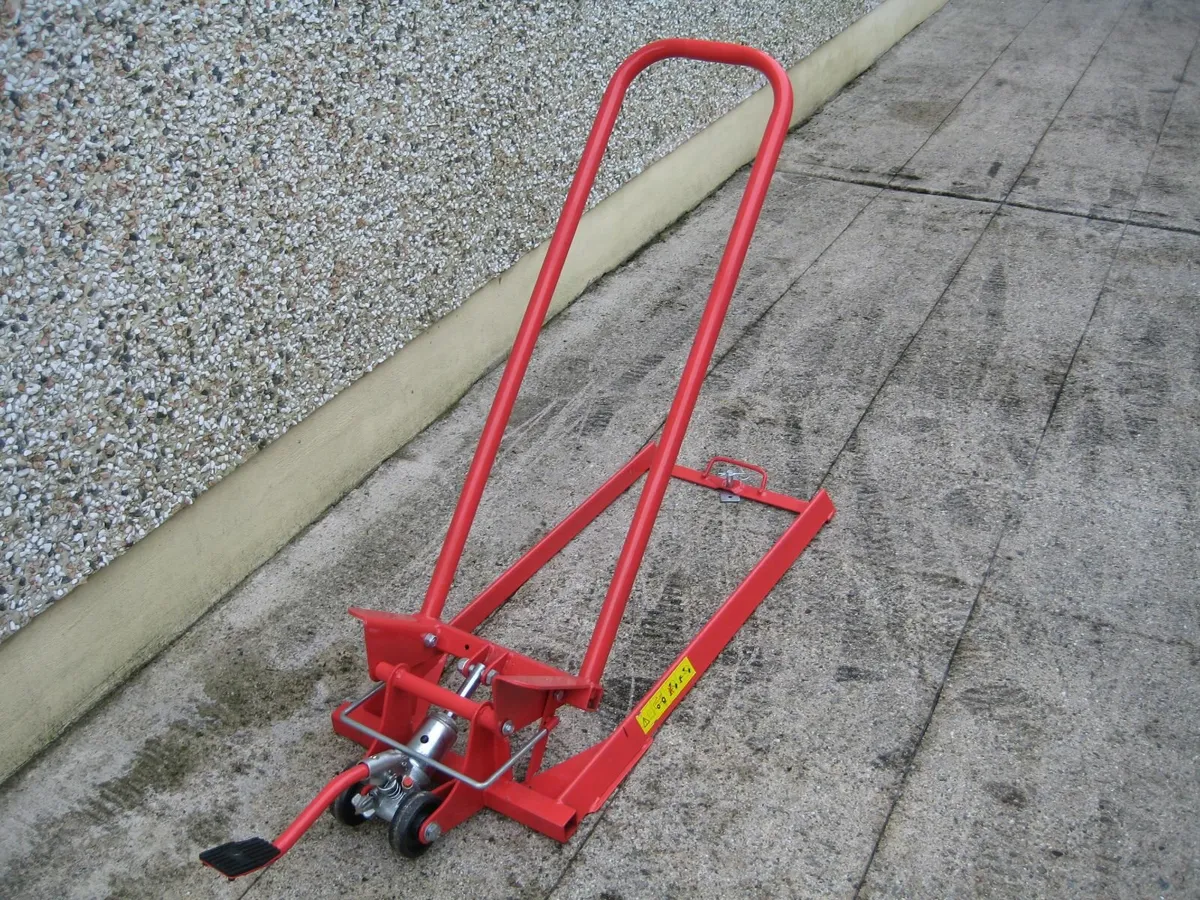Cliplift Hydraulic ride on mower lift - Image 3