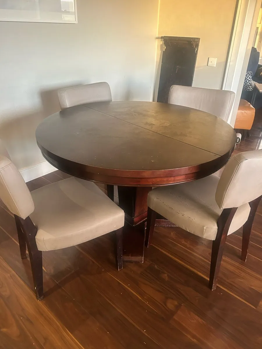 Table and 4 chairs - Image 1