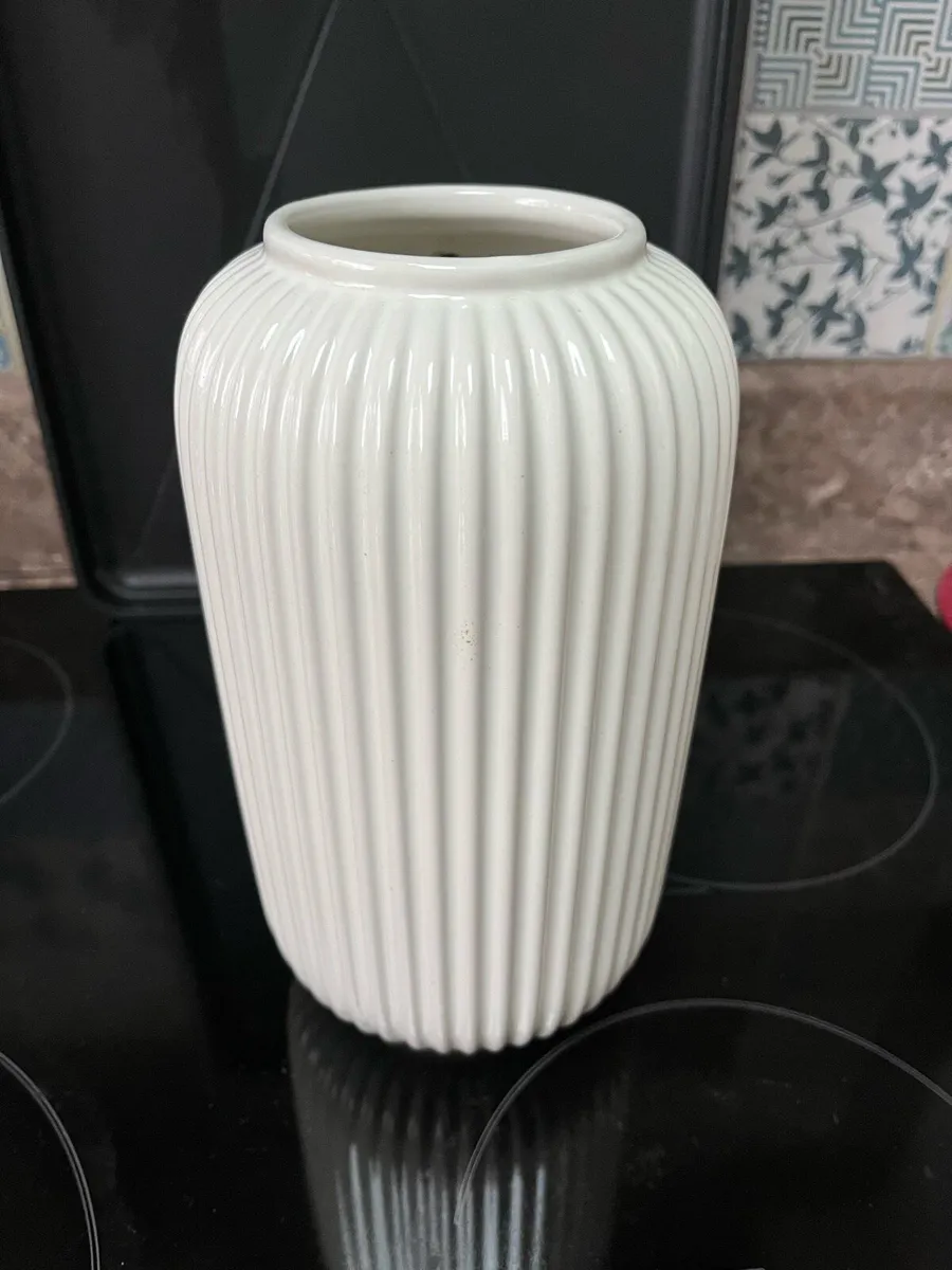 Flower vase - Image 1