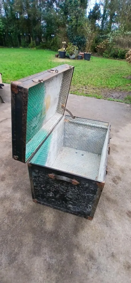 Antique steamer trunk - Image 2