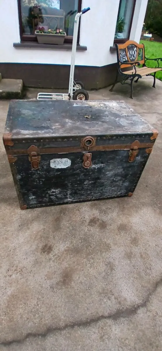 Antique steamer trunk - Image 1