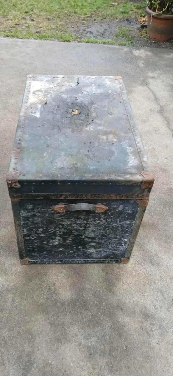 Antique steamer trunk - Image 3