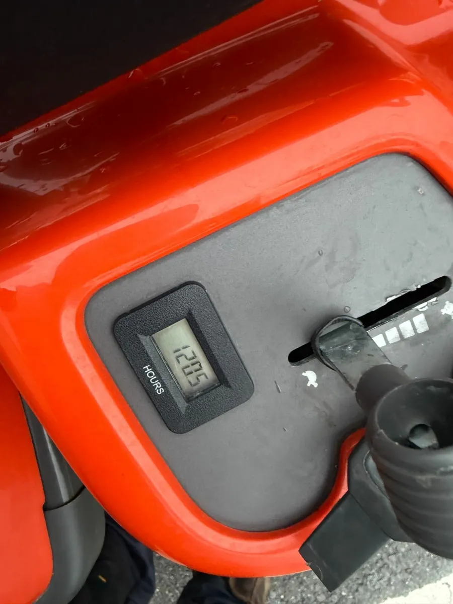 Husqvarna R214TC front deck ride on lawnmower - Image 2