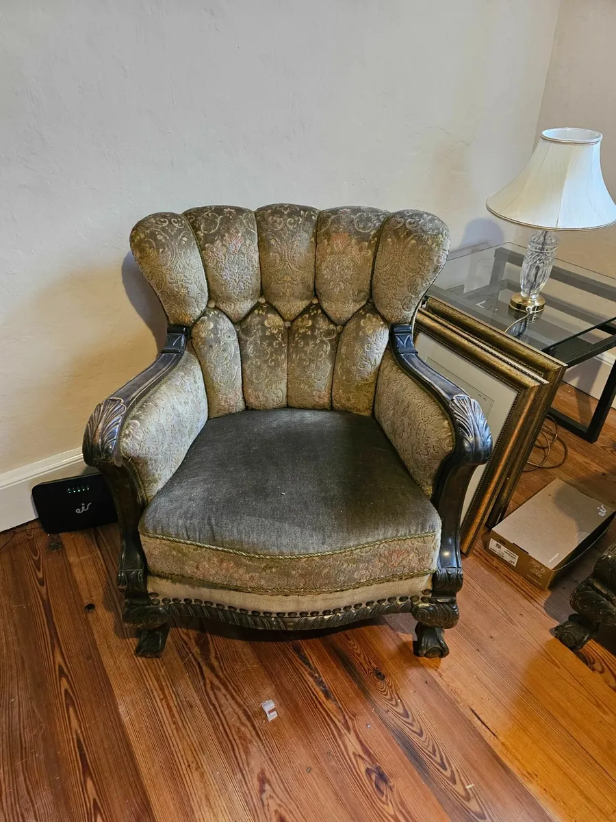 Suite and chairs - Image 1