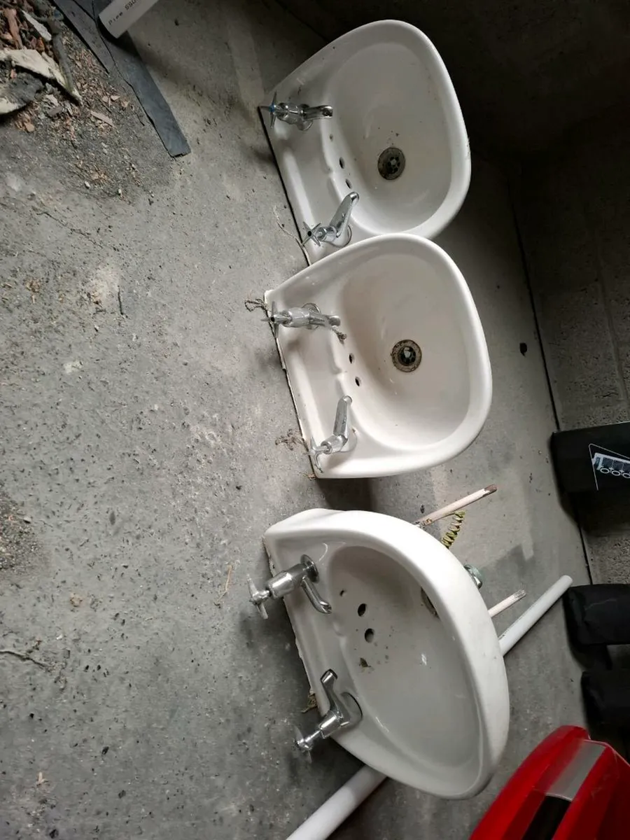 3 small sinks - Image 1