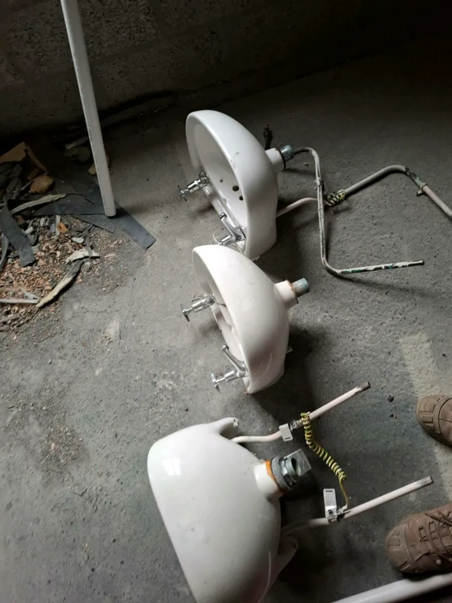 3 small sinks - Image 2