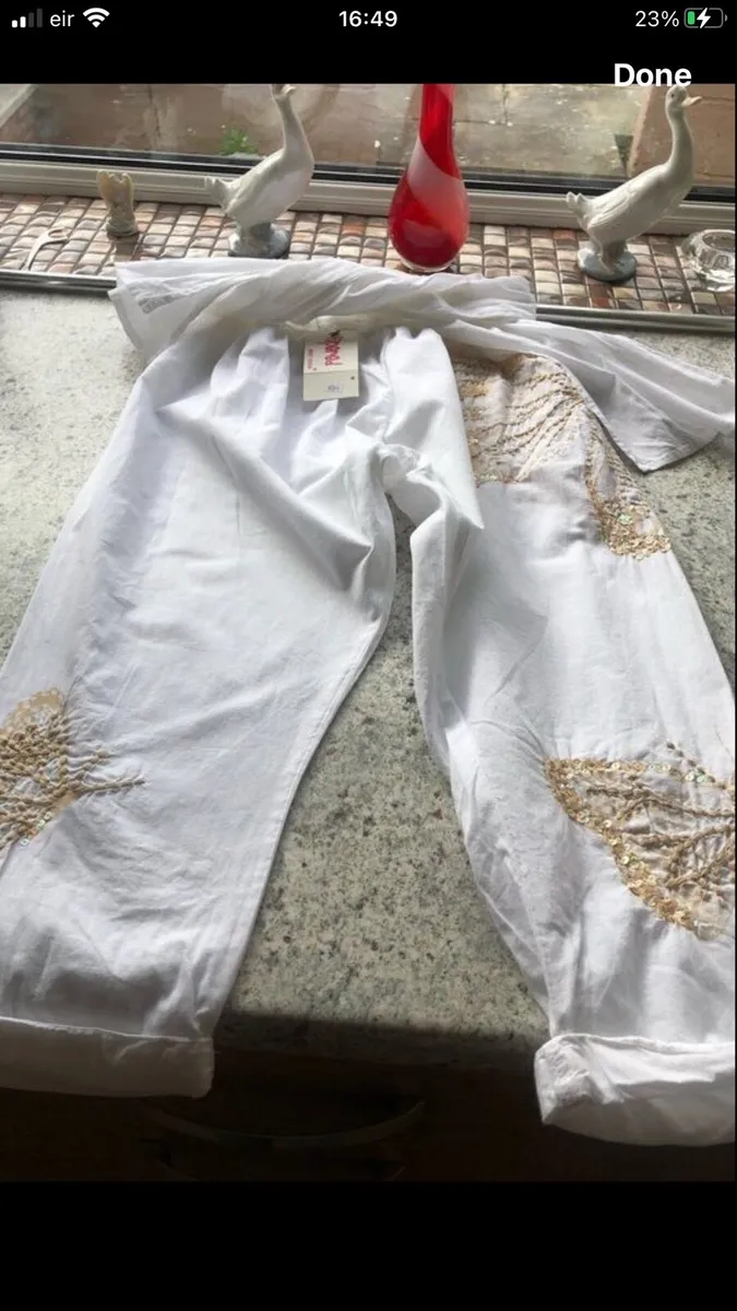 Girls BNWT trousers age 7 €10 - Image 1