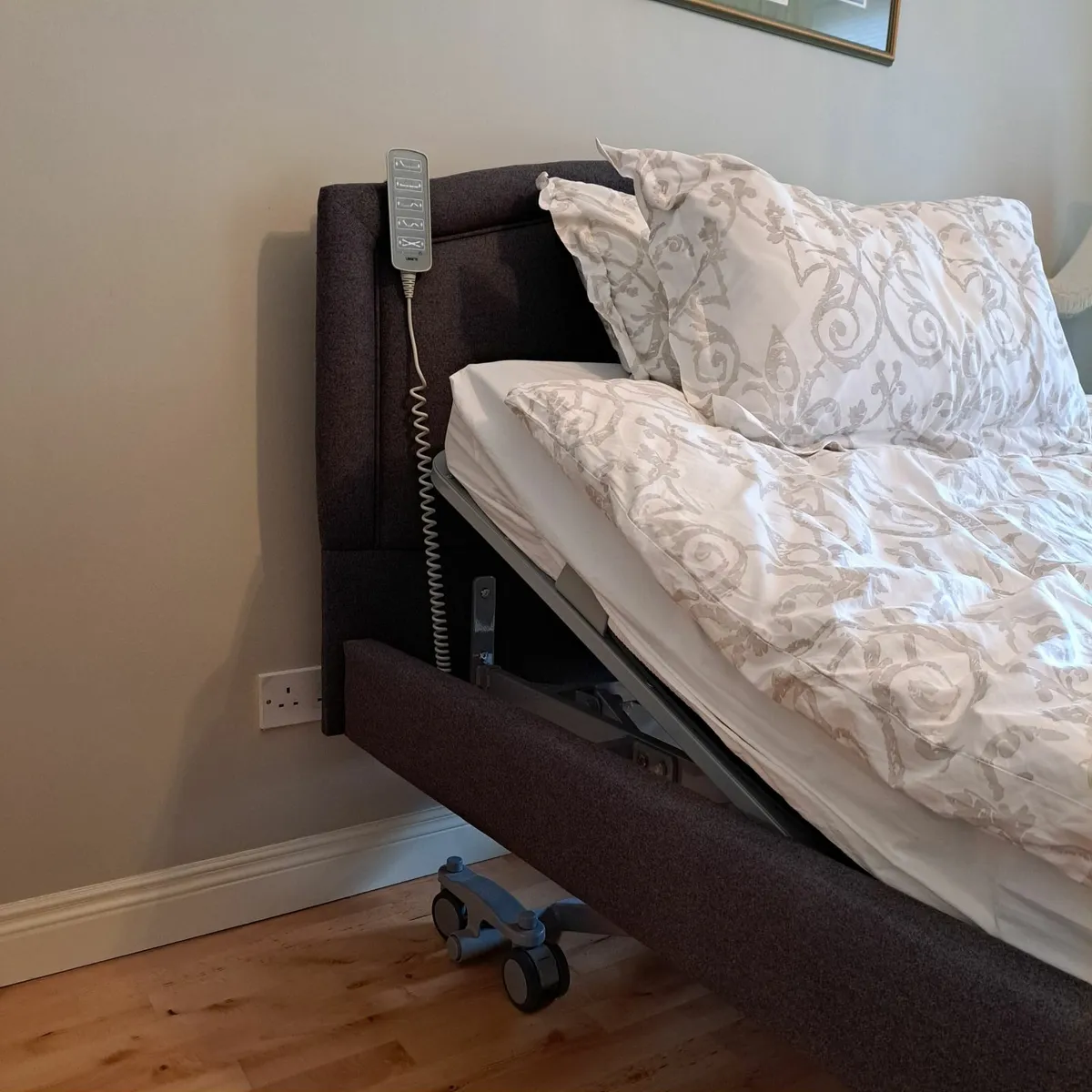 Hospital style electric bed - Image 2