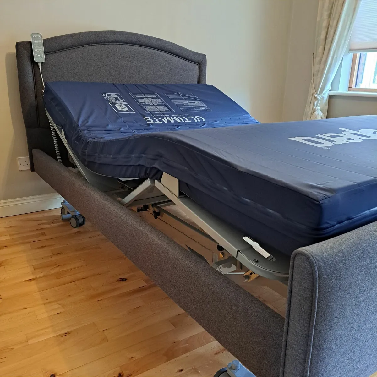 Hospital style electric bed - Image 1