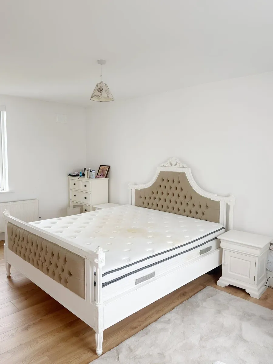 Bed, bedside lockers & dresser with mirror - Image 1