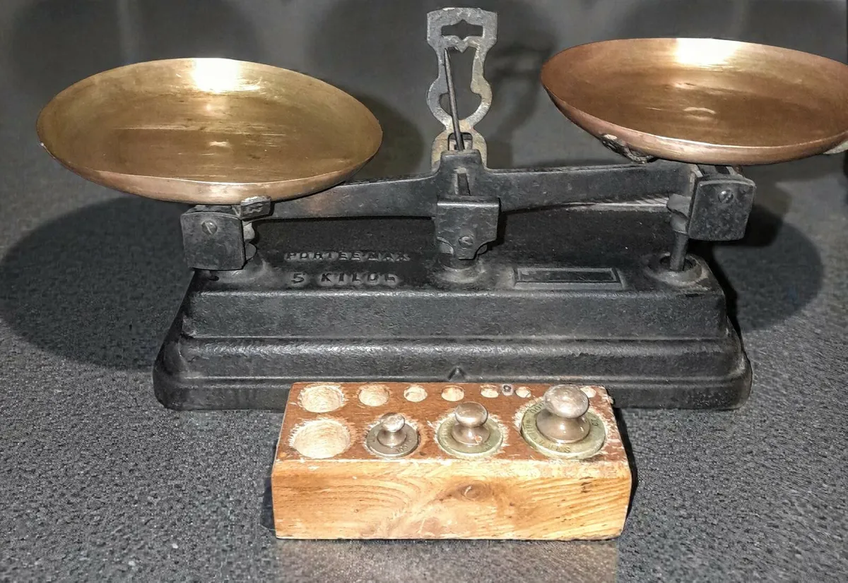 Cast iron and brass 5kg scales with 3 weights - Image 1