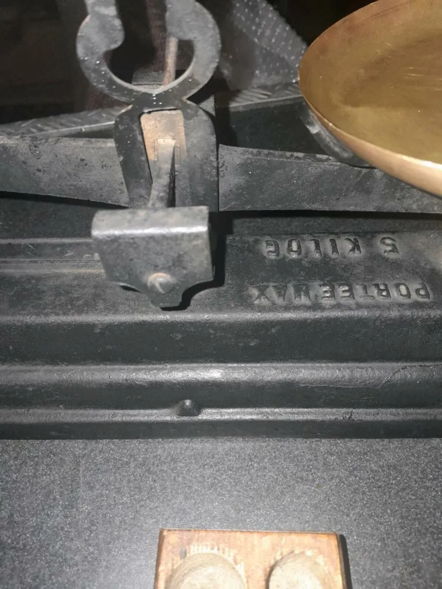Cast iron and brass 5kg scales with 3 weights - Image 3