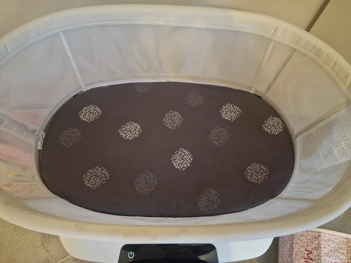 4 Moms Mamaroo sleep bassinet - Image 2