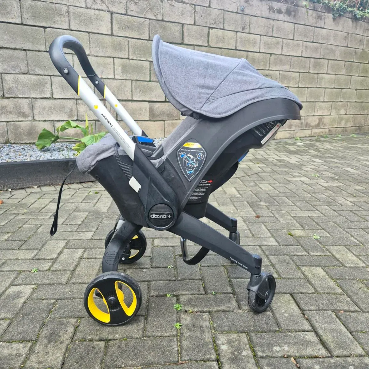 Doona Car Seat + Isofix  + Base - Image 1