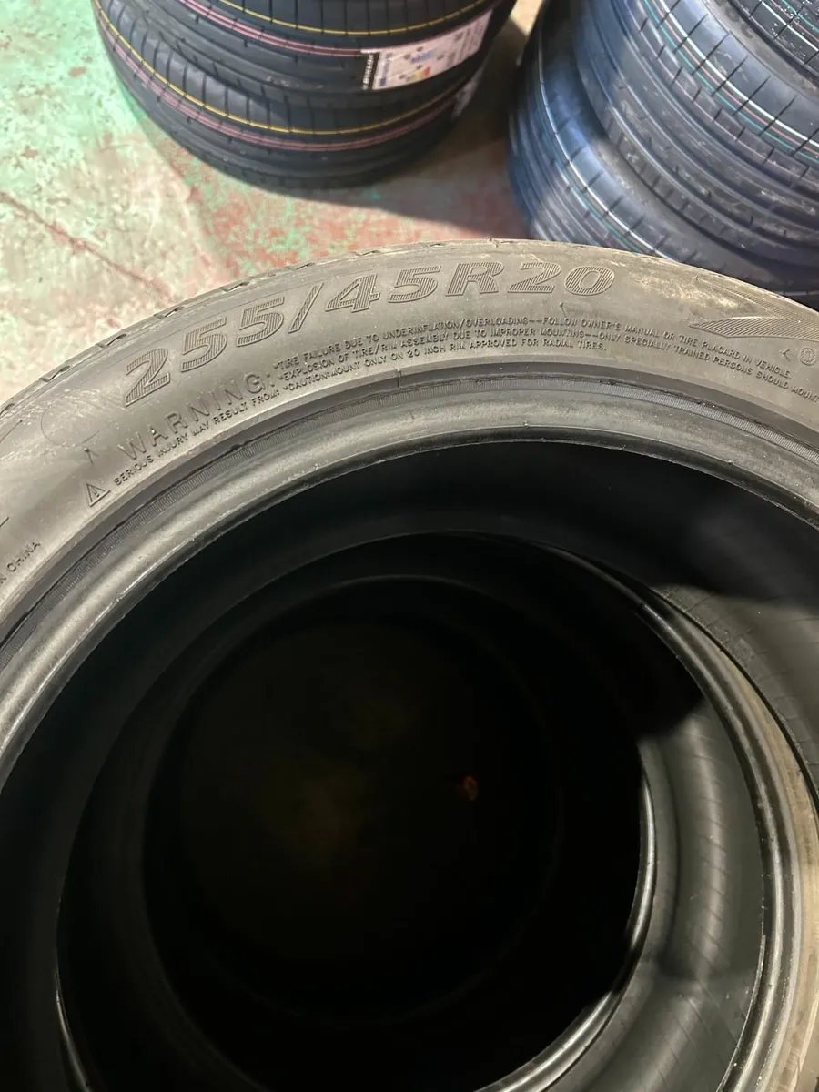 Pace Alventi 255/45 R20 105 Y - Image 1