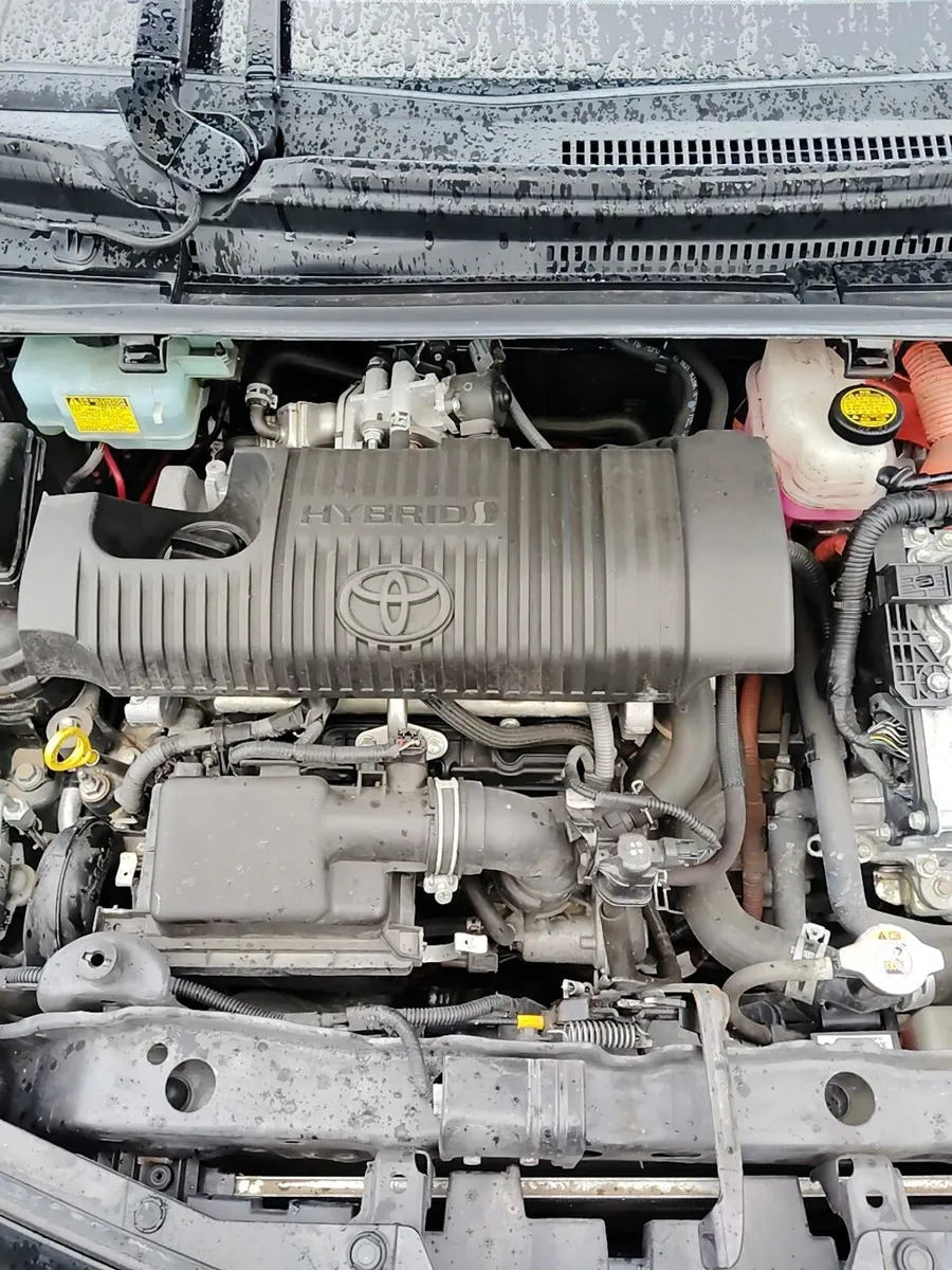 Breaking Toyota Yaris hybrid 2017 - Image 3