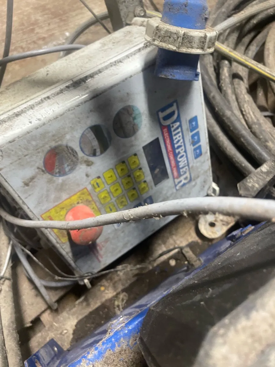 Dairy power automatic scrapper system - Image 1