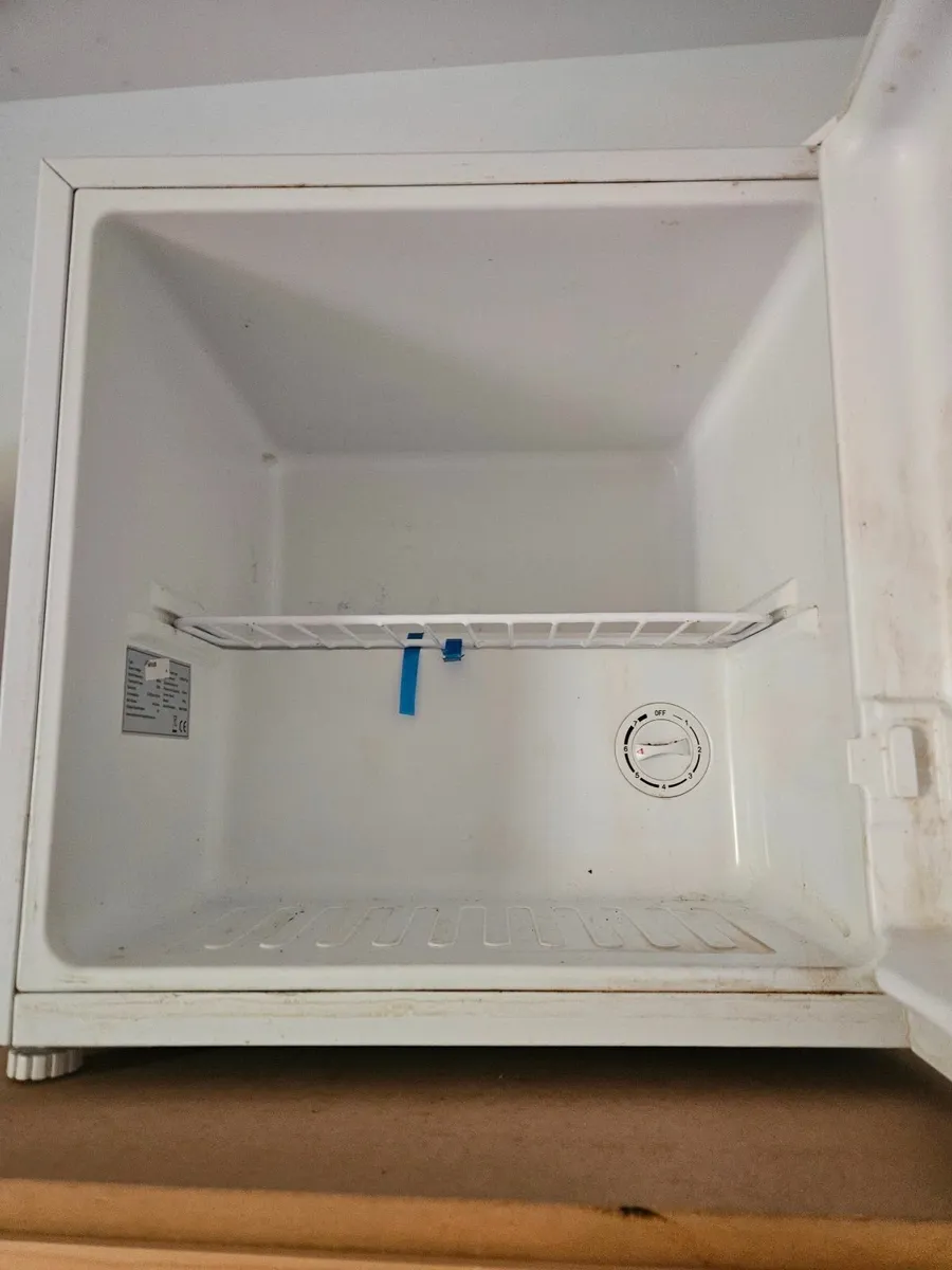 Mini fridge - Image 1