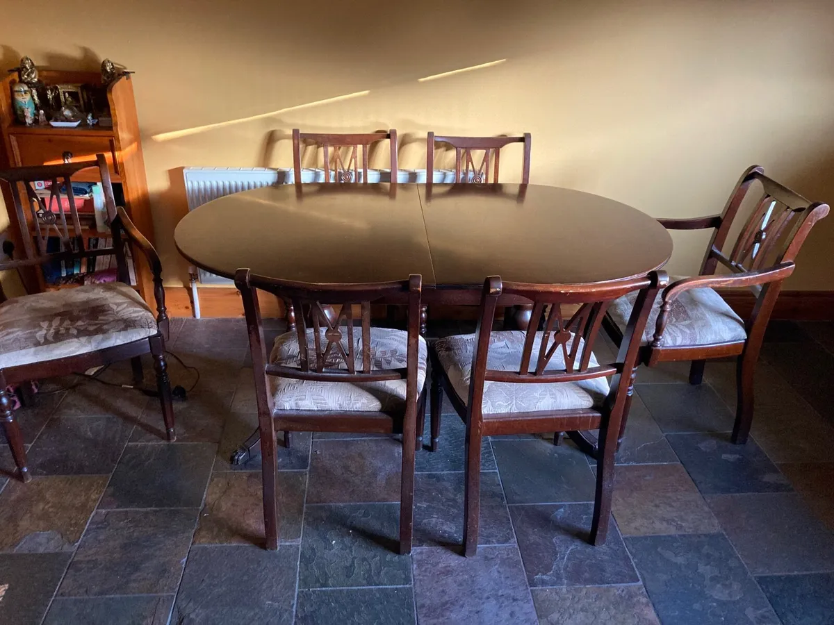 Table and chairs - Image 1