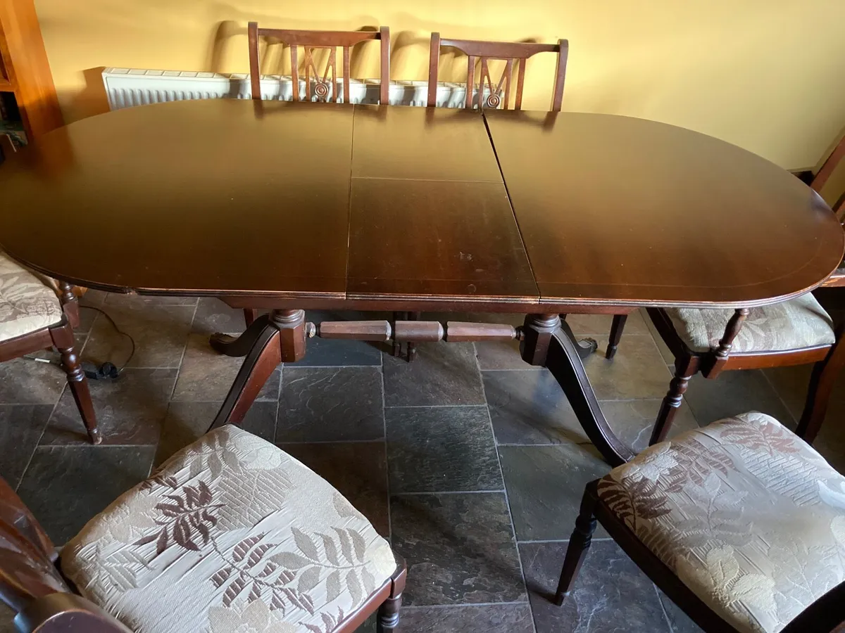 Table and chairs - Image 3