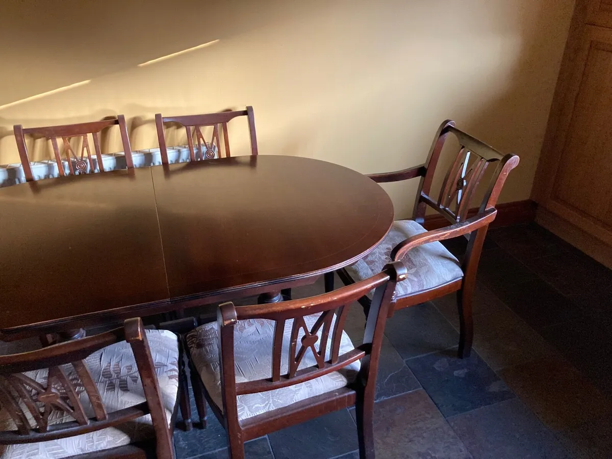 Table and chairs - Image 2