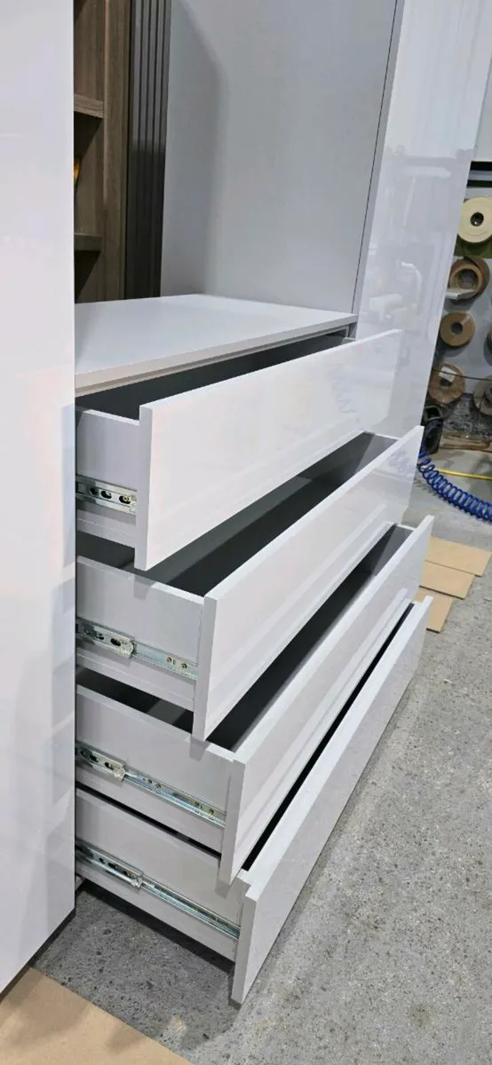 Chest of drawers - Image 1