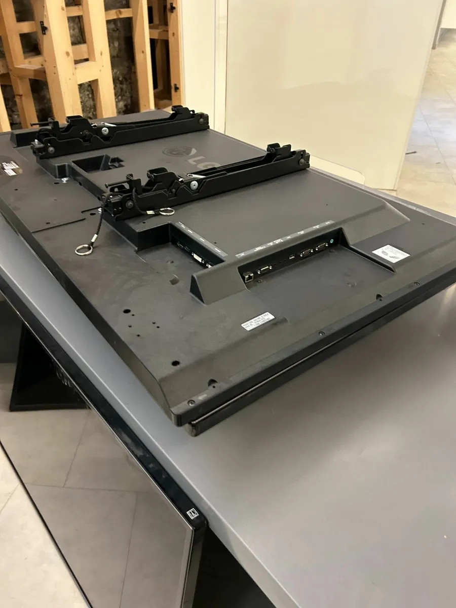 Job Lot – 18 x 55″ LG LED Advertising Monitors - Image 1