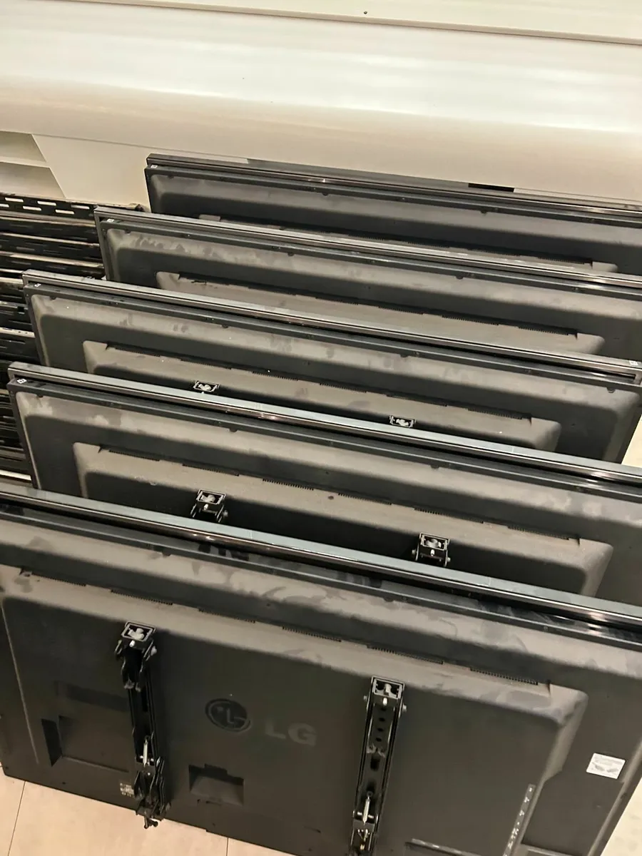 Job Lot – 18 x 55″ LG LED Advertising Monitors - Image 2