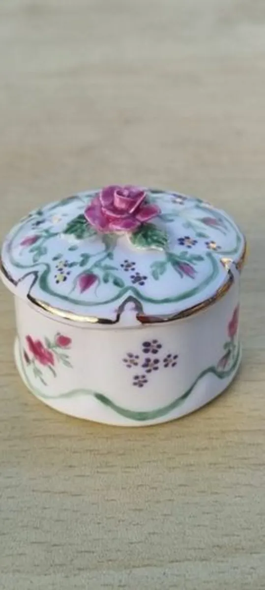 Vintage porcelain trinket box - Image 1