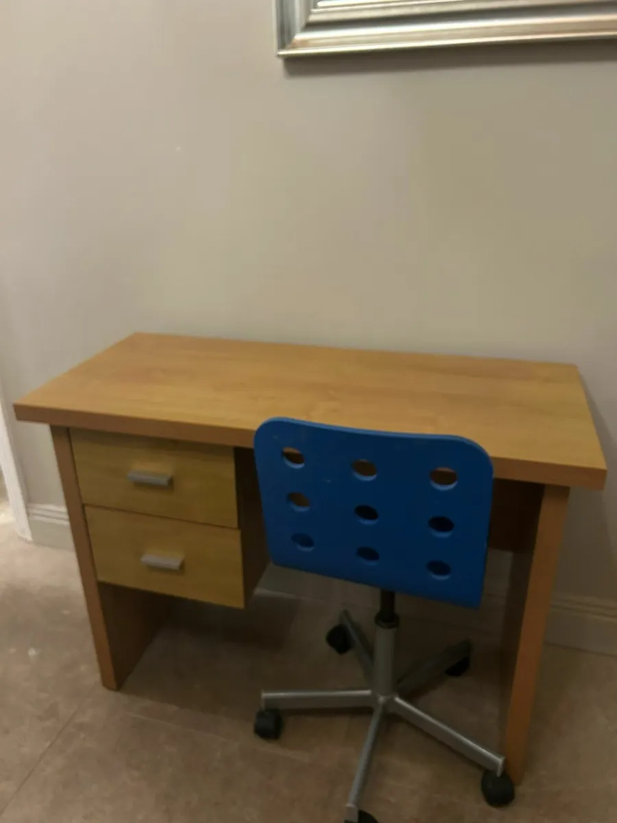 Childs desk and chair - Image 2