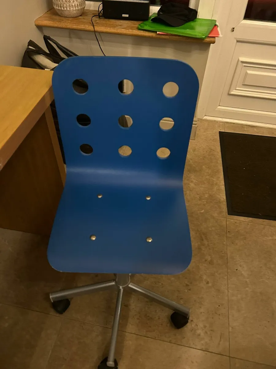 Childs desk and chair - Image 3