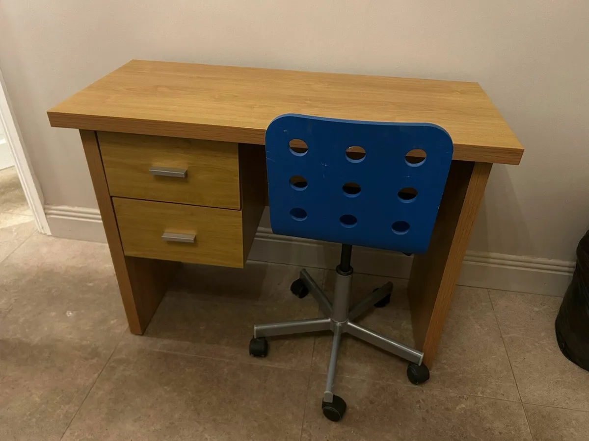 Childs desk and chair - Image 1