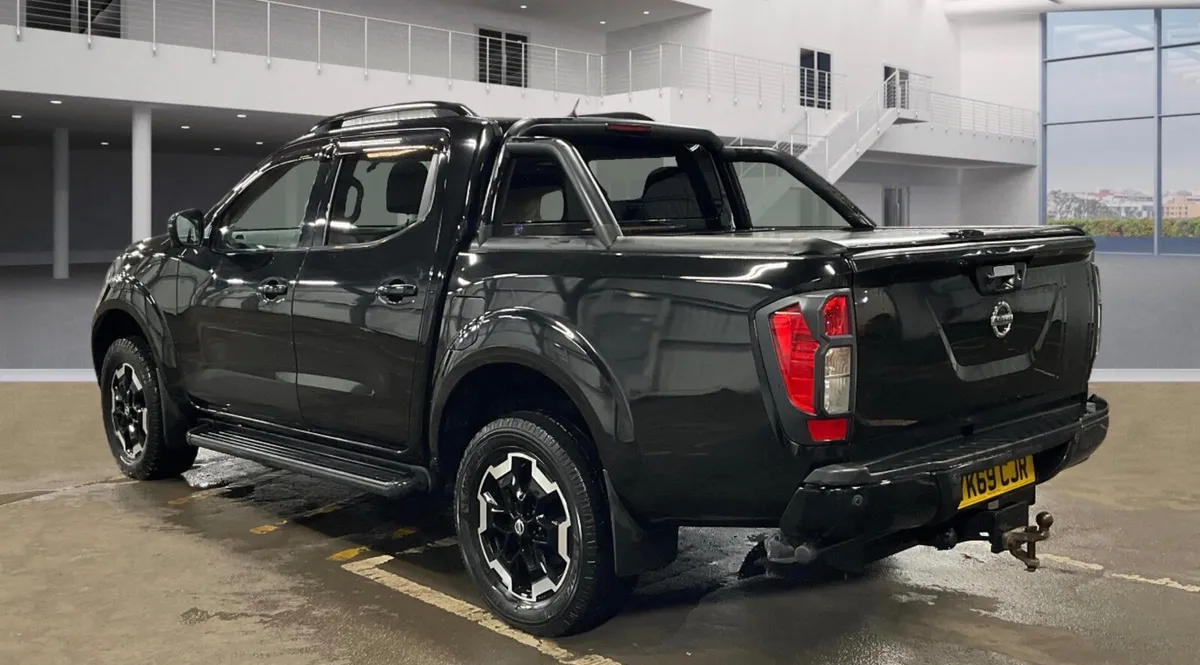 201 Nissan Navara 2.3 DCI Tekna Black Edition - Image 2
