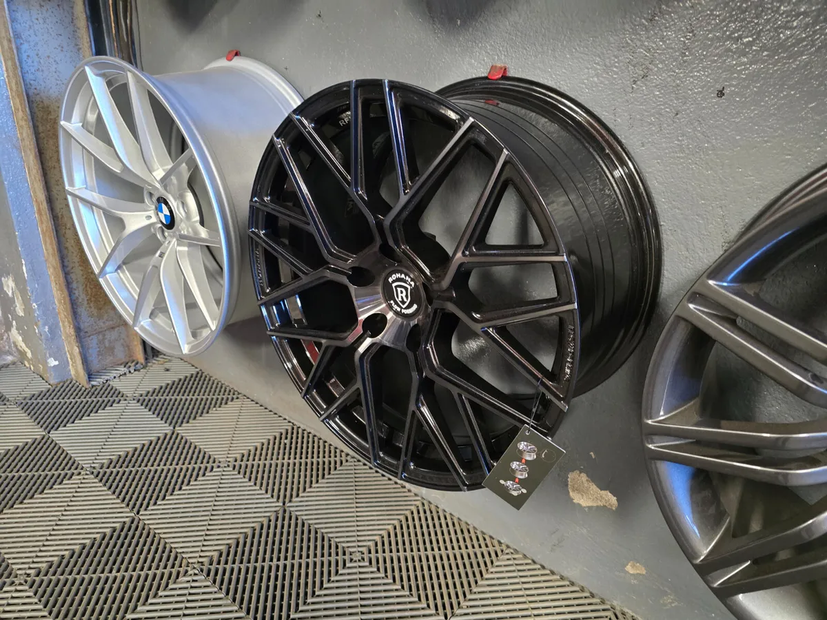 **Special** 19" ROHANA RFX10