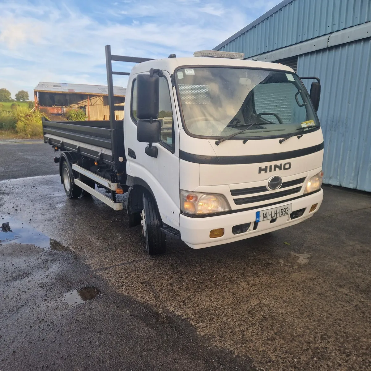 Hino 300 tipper - Image 1