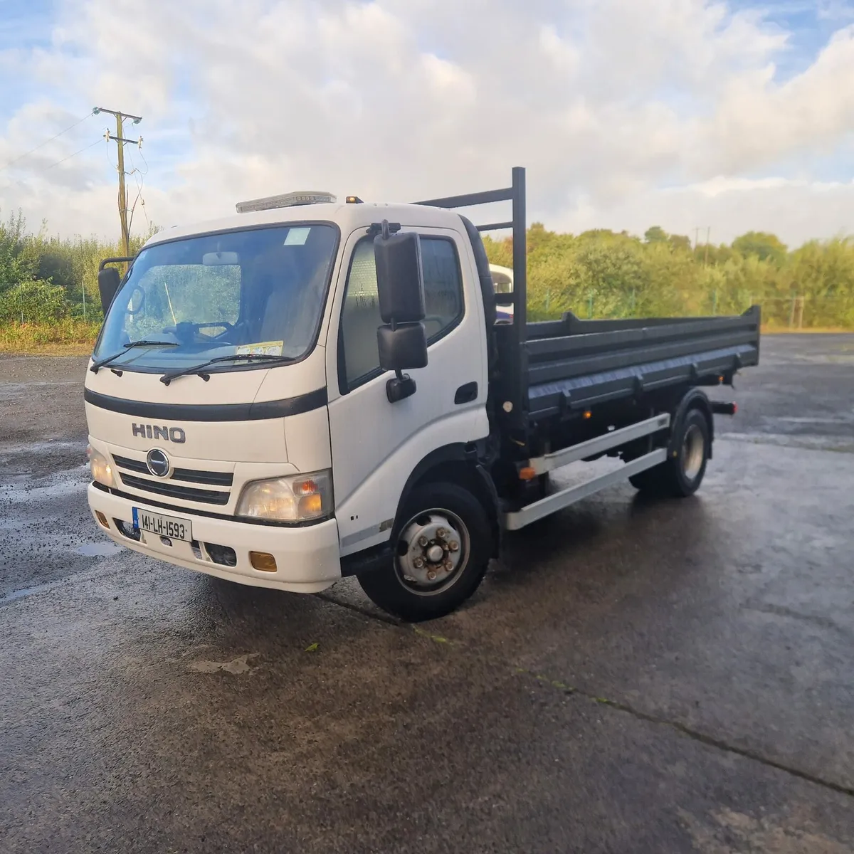 Hino 300 tipper - Image 2