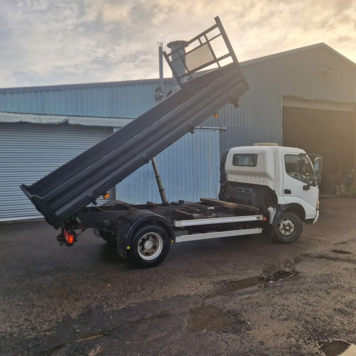 Hino 300 tipper - Image 3